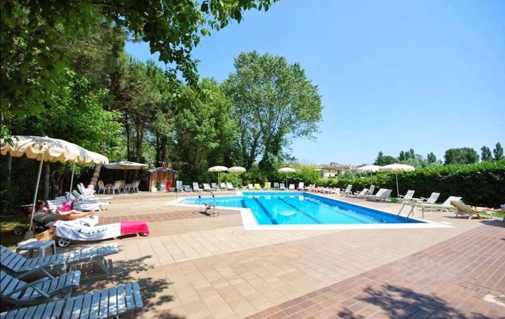 Hotel Plutone Червия Екстериор снимка