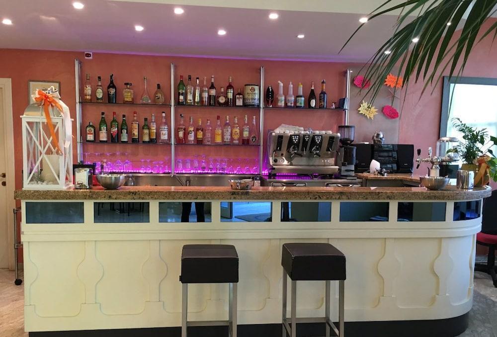 Hotel Plutone Червия Екстериор снимка