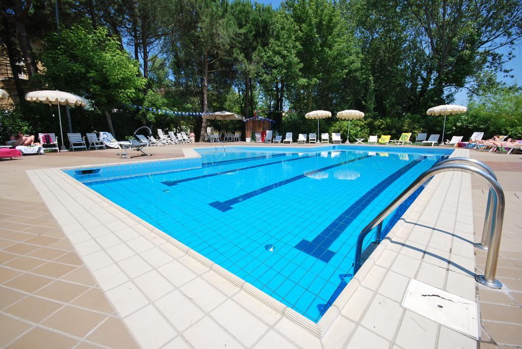 Hotel Plutone Червия Екстериор снимка