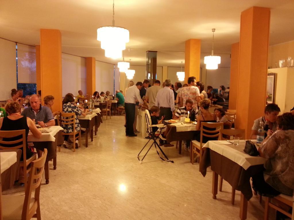 Hotel Plutone Червия Екстериор снимка