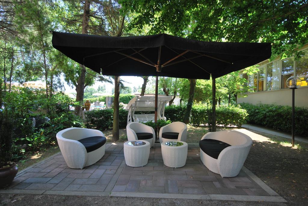 Hotel Plutone Червия Екстериор снимка