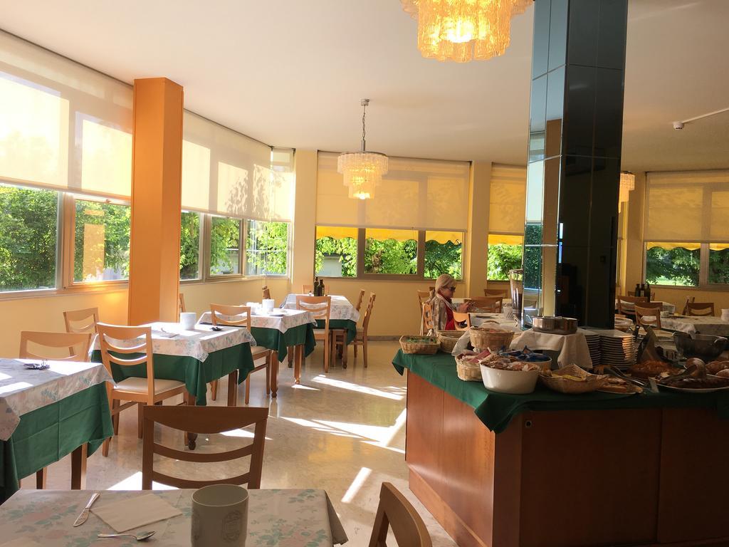 Hotel Plutone Червия Екстериор снимка